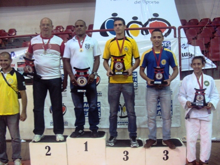 Representantes Judô Futuro, Judô Moura, Clube Rocha, Judô Matos e Judô Samambaia no podium.