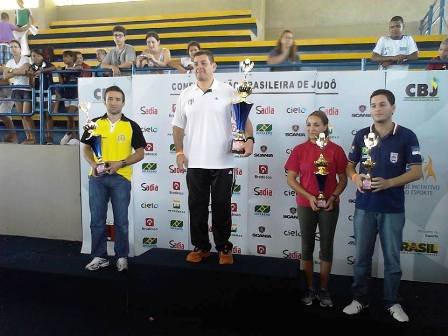 Professor Marcelo Matos recebendo o Troféu