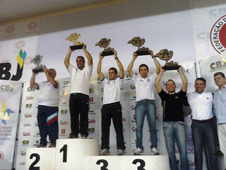 Professor Marcelo Matos recebendo o troféu de quarto lugar geral no masculino.