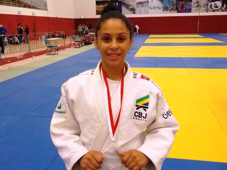 Bianca Vilma com sua medalha de ouro conquistada na Alemanha.