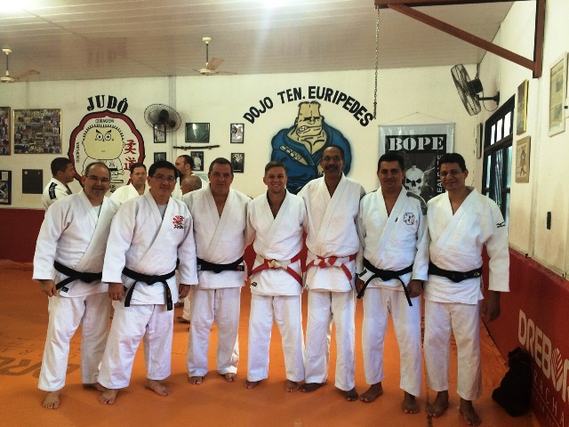 Na esquerda: Cesar PAschoal, Marcos Shimabukuro, Luis Emílio, André Mariano, Reinaldo Pedro, Roberto Vieira e Antônio Esmi.